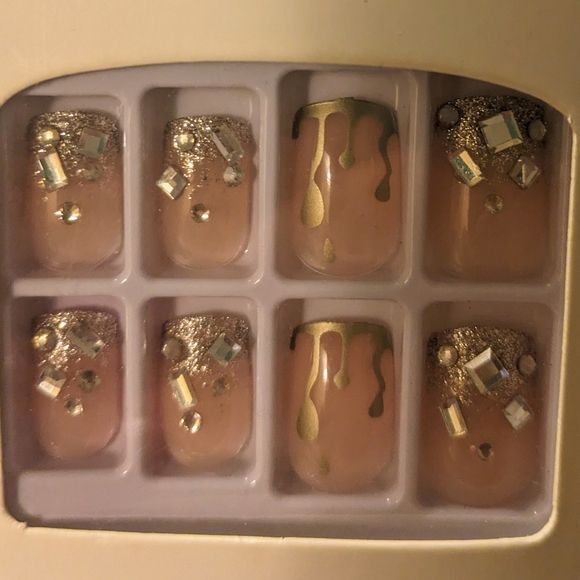 Press On Nails - Picture 2 of 2